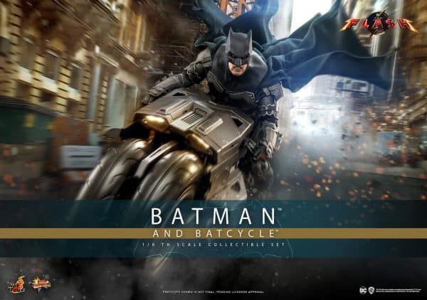 HOT TOYS BATMAN AND BATCYCLE