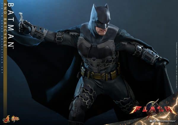 HOT TOYS BATMAN AND BATCYCLE10