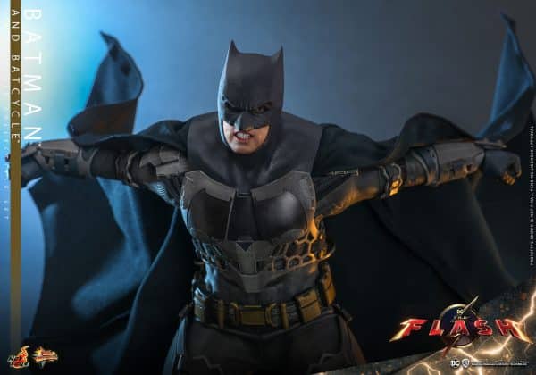HOT TOYS BATMAN AND BATCYCLE11