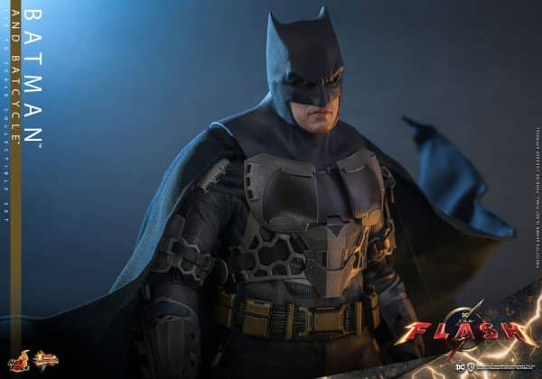 HOT TOYS BATMAN AND BATCYCLE12