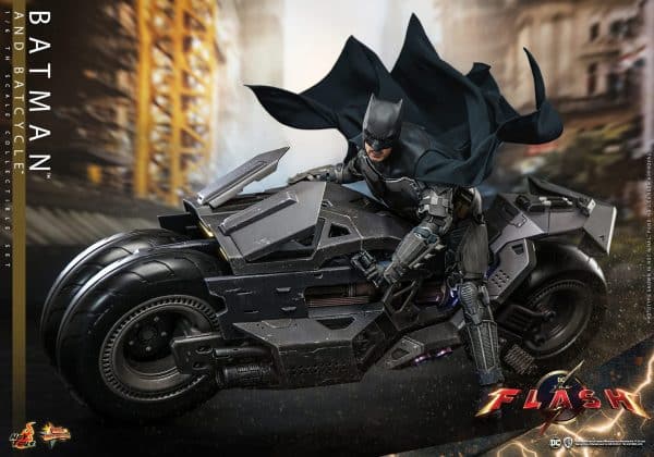 HOT TOYS BATMAN AND BATCYCLE2