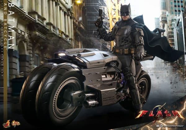 HOT TOYS BATMAN AND BATCYCLE3