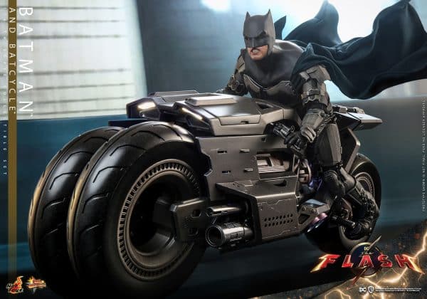 HOT TOYS BATMAN AND BATCYCLE4