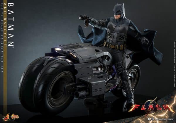 HOT TOYS BATMAN AND BATCYCLE5