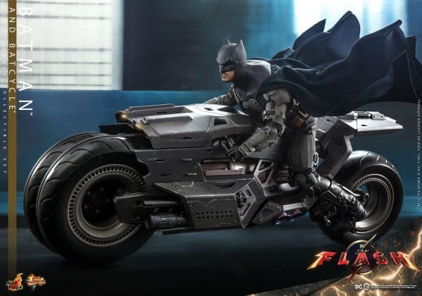 HOT TOYS BATMAN AND BATCYCLE6