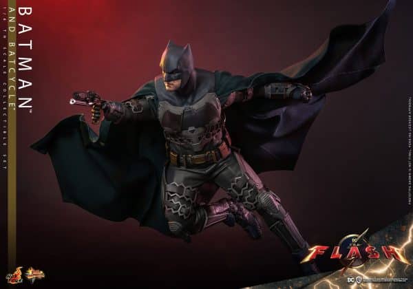 HOT TOYS BATMAN AND BATCYCLE7