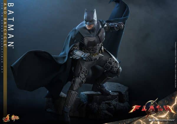 HOT TOYS BATMAN AND BATCYCLE8
