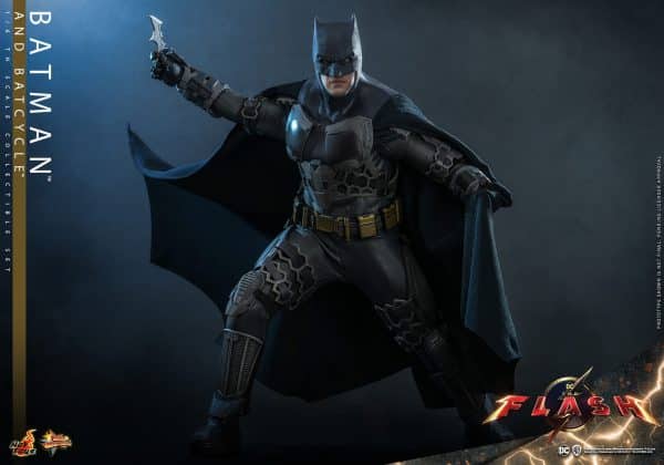 HOT TOYS BATMAN AND BATCYCLE9